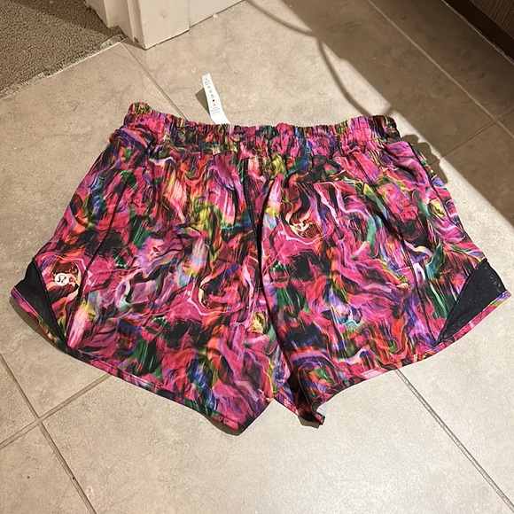 Lululemon shorts 6 tall - Picture 3 of 3